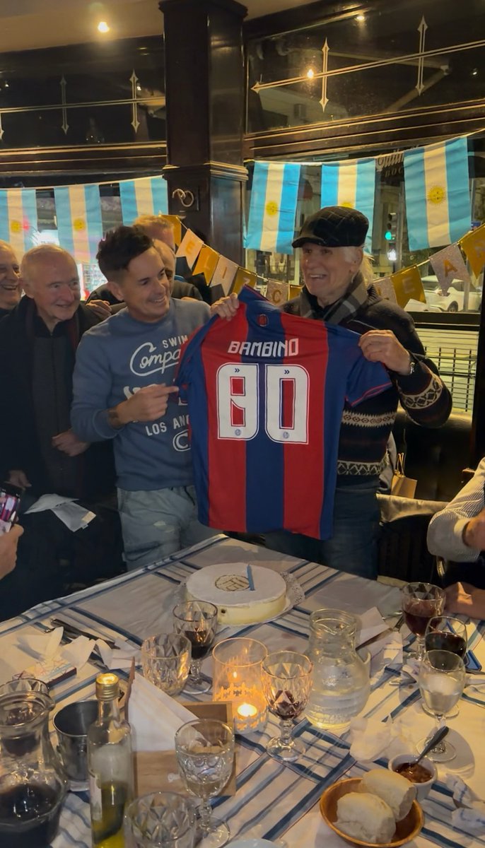 hernancaire's tweet photo. Una noche inolvidable fue festejar los primeros 80 años con el DT que a mi generación le dio el primer campeonato azulgrana, el más grande de todos, la hinchada de San Lorenzo te aplaude y se pone de pie: ¡FELIZ CUMPLE BAMBINO VEIRA💙❤️💙 https://t.co/PJ3GY7TE4O