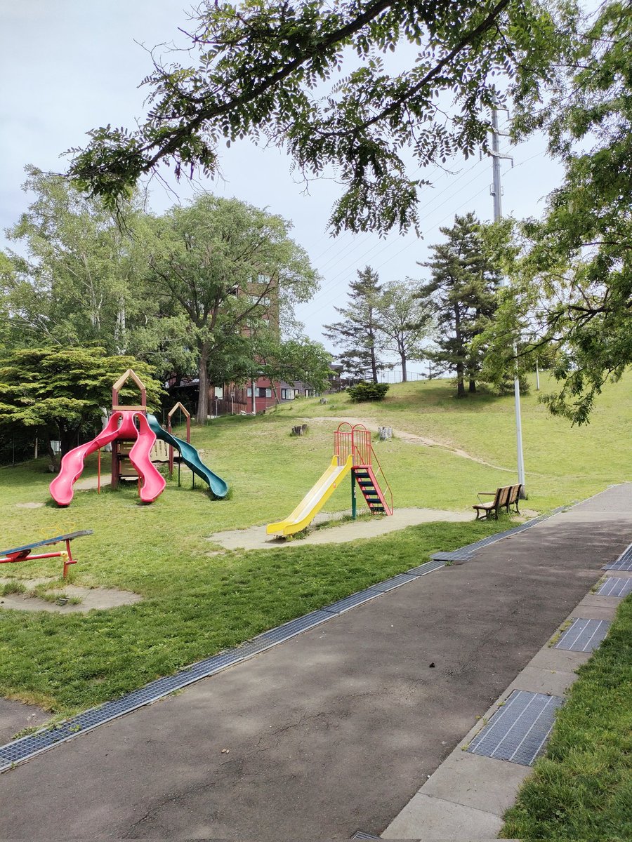 ulossy's tweet photo. 人生初のコインランドリー。待ち時間に初めて来た有名な高台公園。　暑い。28度。あと20分。。 https://t.co/RaGK4N8fCn