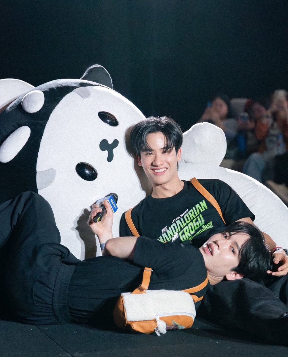 100CottoN_B's tweet photo. ภาพนี้ผ่านไทม์ไลน์มาเยอะมาก เป็นภาพที่ชอบตั้งแต่แว้บแรก เป็นภาพที่ remind เราว่าจุดเริ่มต้นของการมาเป็นแฟนคลับบ้านนี้ของเราคืออะไร 

เราเคยพูดกับเพื่อนๆ และหลายๆ คนว่า ย้อนกลับไปสิบปีที่แล้ว เราคงเคยได้ยินชื่อเตนิว และเคยดูงานเจ็มทีวีผ่านตา แต่ไม่ได้อิน และไม่ได้คิดจะติ่งคนไทยเลยด้วย

จนวันนึงเห็นมาสคอตตัวขาวๆ กลมๆ พูดได้นิดโหน่ย แบบไม่ชัดผ่านตามาในไทม์ไลน์ น่าเอ็นดูอ่ะ มันก็เริ่มจากคลิปที่ 1 2 3 4 และหยุดไม่ได้แล้ว 

ความเป็น Family ที่เป็นธรรมชาติ โพก้าซังที่ไม่ใช่มาสคอต น้องเป็นเด็กเล็กตัวกลมๆ แก้มกลมๆ ตาแป๋วๆ เดินเตาะแตะตามป่ะป๊า พ่อพ่อไปงานนั้นที งานนี้ที ป่ะป๊าเต ก็คือป่ะป๊าจริงๆ มีความ Family Man สูงมาก พ่อพ่อนิวก็อบอุ่น ละมุนละไม แล้วทั้งสองคนก็มีความร่ารัก ความตลกแบบธรรมชาติ ที่แบบดูแล้วอมยิ้ม หรือบางวันก็นั่งขำเป็นคนบ้าได้ แล้วน้องซังก็เป็นส่วนผสมของสองคนนี้ที่ลงตัวแบบไม่ต้องตรวจ DNA เลย 😂

จากตามน้องซัง มาสู่การเป็นแฟนคลับบ้านหมีวาฬ จนกลายเป็นชิปเตนิว และเลือกเมนไม่เคยได้ (แม้จะบอกทุกคนว่าฉันโดนนิวตก และเพื่อนบอกว่าแต่สตอรี่แกมีแต่เตตะนะ) สรุปคือชอบทั้วคู่แหละ ชอบไทป์แบบนิว แต่ชอบpersonalityแบบเต และใช่ค่ะ รวมกันได้ยัยซัง 🤣

มันอาจจะช้าไปถึงสิบปี ถึงเพิ่งมาค้นพบเตนิวและตามมาเป็นแฟนคลับตอนที่มีน้องซัง แต่เราว่ามันเป็น timing ที่ดีนะ หมายถึงตัวเราเองก็อยู่ในช่วงเวลาที่สามารถ support เขาได้ในระดับหนึ่งแล้วเหมือนกัน ถ้าก่อนหน้านี้ก็อาจจะยังน้า 

ขอบคุณที่มีเตนิว และขอบคุณที่เตนิวมีโพก้าซัง ขอบคุณที่พวกคุณยังอยู่ตรงนี้ ให้เราได้มาเจอกัน ตอนเจอเตนิวครั้งแรกเมื่อไม่กี่วันที่ผ่านมา ประทับใจมาก ไว้มาเล่ายาวๆ อีกที 

- เจ่เจ้ข้างบ้านหมีวาฬ as a โพก้าฝึกหัด -

#Tawan_V #Newwiee  #POLCASAN
