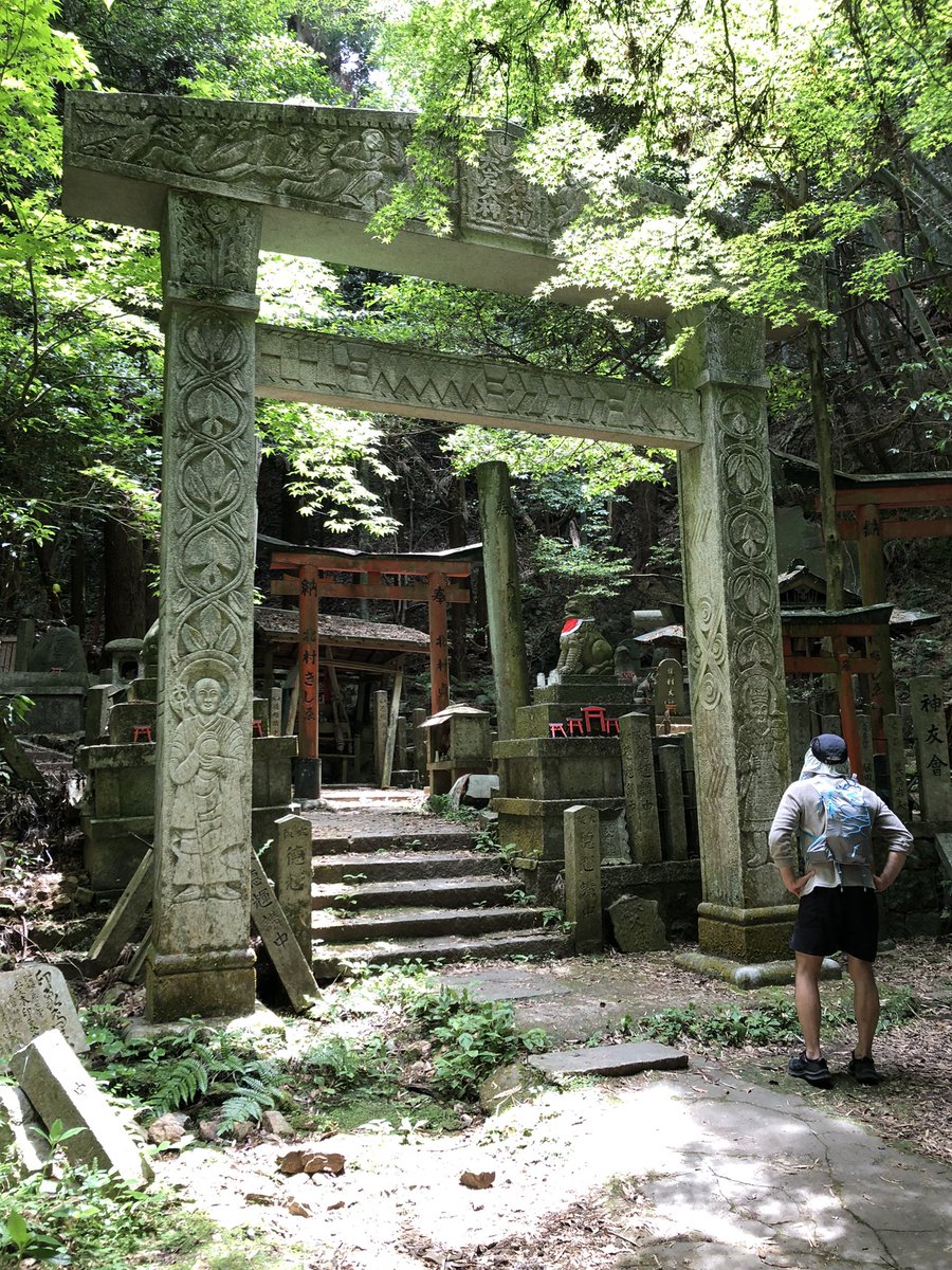 diesuckeartaker's tweet photo. ブラックメタラー垂涎のフォトスポット大岩神社！
廃神社独特の鳥居のコントラストも素晴らしい！

石造りの鳥居は堂本印象氏作 https://t.co/HVh6Gb6n05