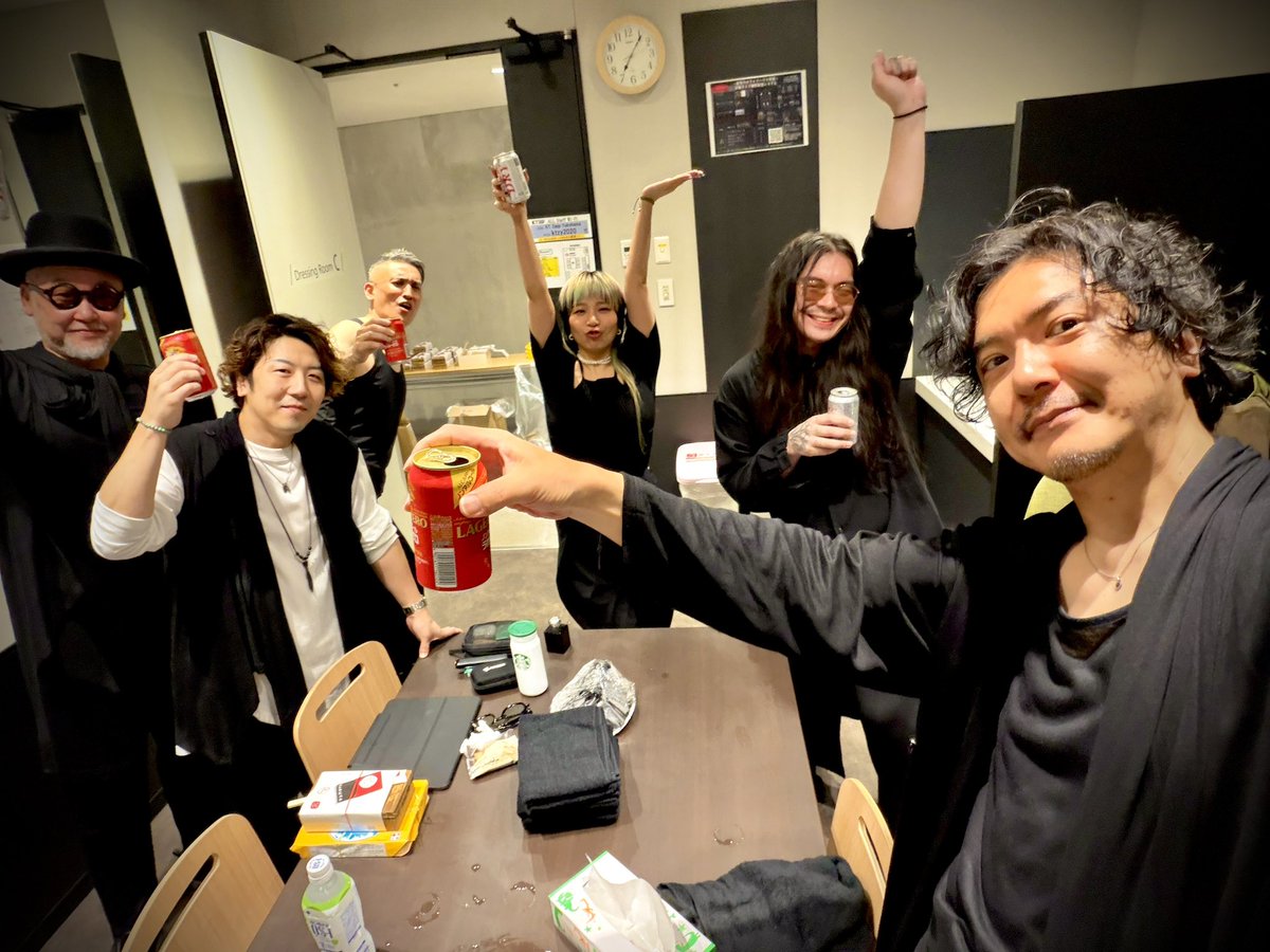 kon_chang's tweet photo. #石井竜也 #STONEROCKSGIG 2026
最高に熱いツアーでした☠️

前回は初代バンマス勝又さんPの「BODY RHYTHM」、今年は有賀さんPの「DOLPHIN’S WORLD」
先輩の偉大なレガシーを、少し背筋を伸ばして奏で継がせてもらってます🙏🏻

まだまだ腹6分目くらいですが、また会いましょー🤘🏻
Photo by Yuka Arai https://t.co/dzATxBi44l