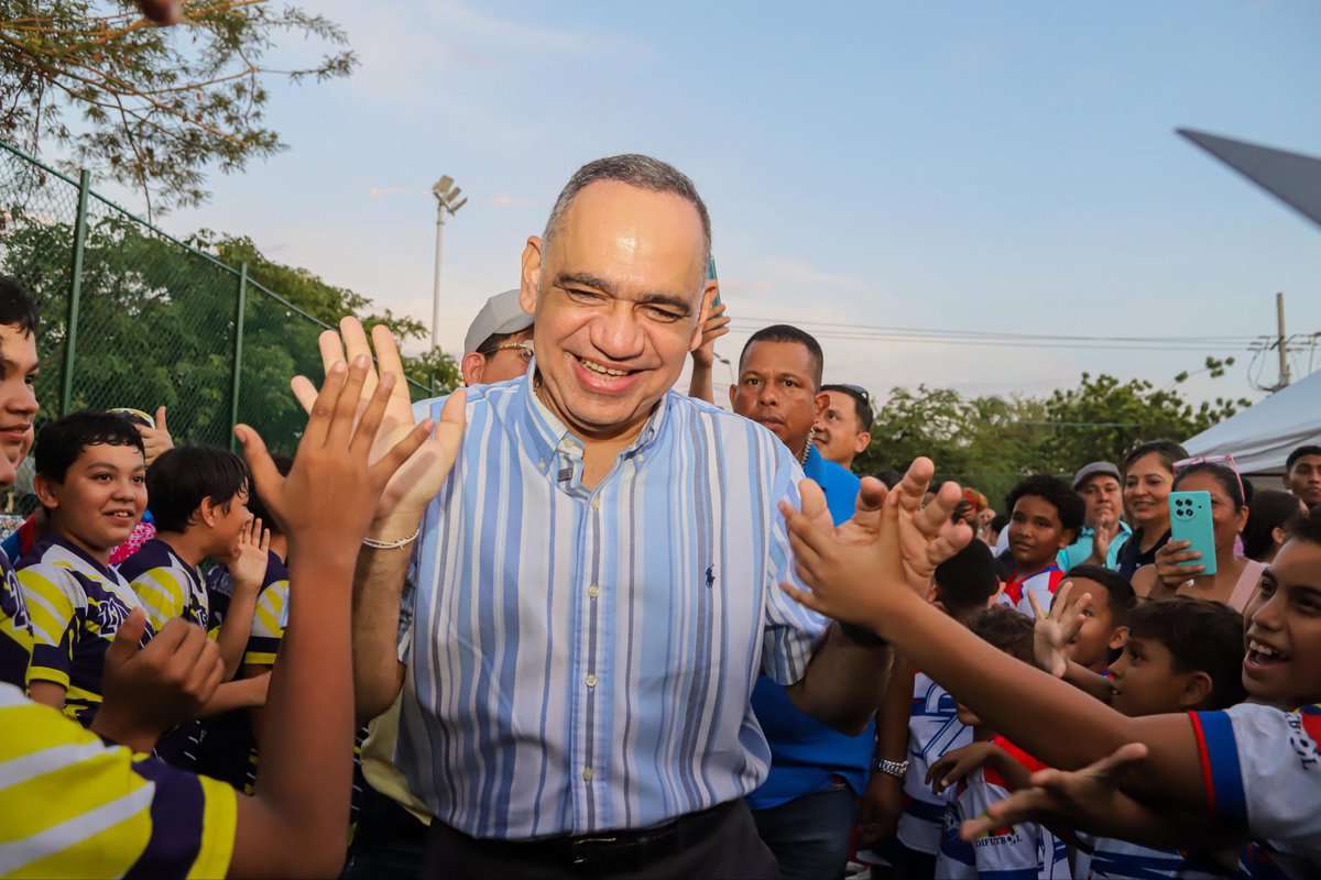 SantaMartaDTCH's tweet photo. ¡La Cancha Los Pericos ya es una realidad!

Gracias a la gestión del alcalde @CarlosPinedoC, hoy entregamos una cancha renovada que representa nuevas oportunidades para nuestros niños, jóvenes y deportistas. https://t.co/Ufxjff3bD9
