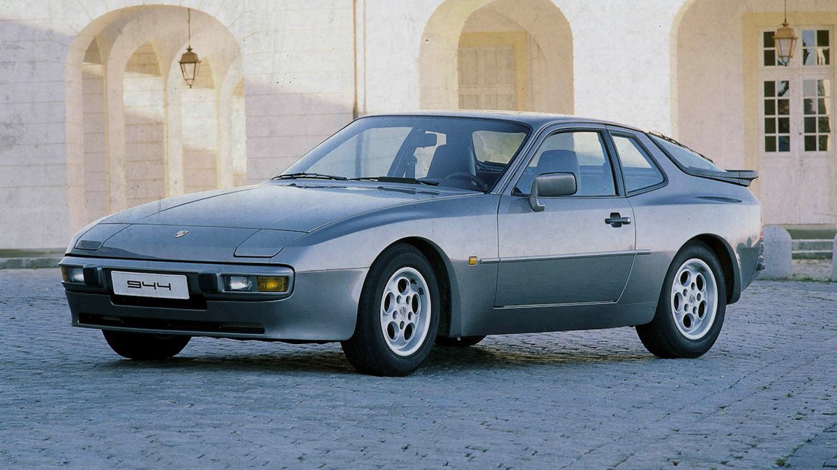 muriatico's tweet photo. Hoy pedaleando de vuelta de la oficina vi un Porsche 944 (1982-1991) y un Mitsubishi 3000GT (1990-1999). 😍😍 https://t.co/91Ick06bjN