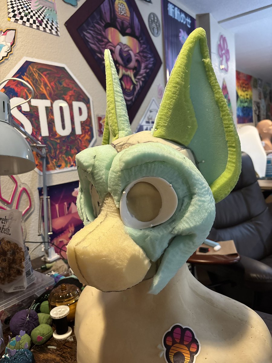 HallowMoonSuits's tweet photo. Hand carving a doggie! https://t.co/taUmbjJUxu