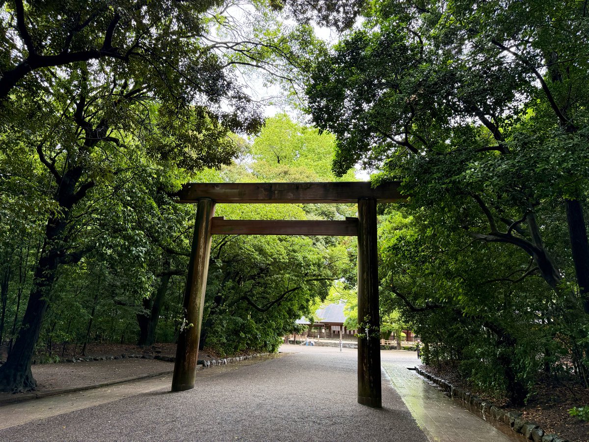flatail's tweet photo. 使い所を見極めていたリフレッシュ休暇を発動中！

台風の中、新幹線に乗って名古屋へ！
着いたら雨無し、風無しでいい感じ。
寄り道の熱田神宮、参拝完了。 https://t.co/O2OK00722n