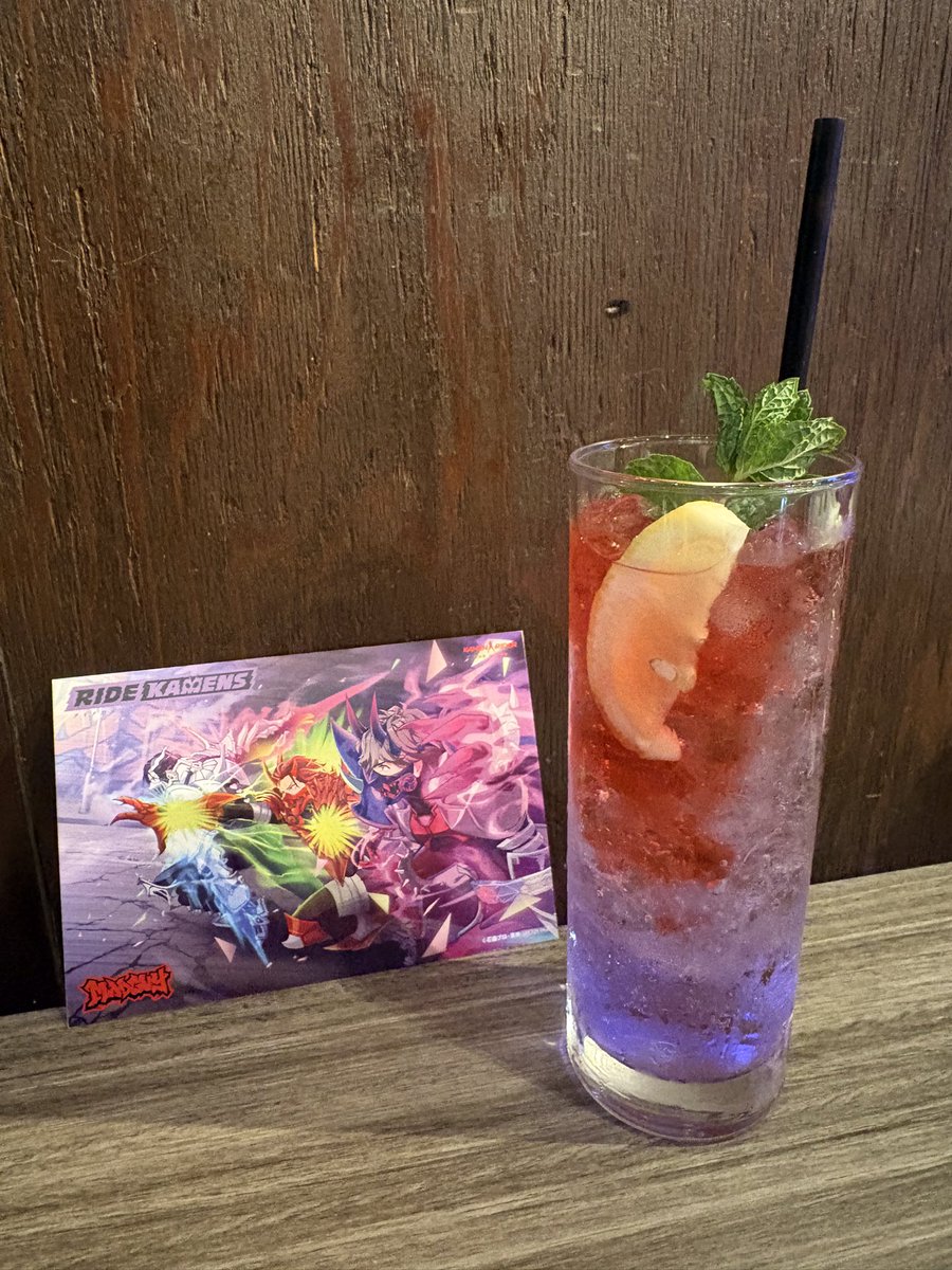 RiderDiner's tweet photo. 【期間限定メニュー紹介】

ライドカメンズ
〜エージェント活動開始・丸2年のお祝い〜

🔴マッドガイ　ベリースカッシュ🔴

マッドガイをイメージしたパンチの効いたソーダです。

本日お席に余裕がございます。
当日のご利用も可能です。
ご来店お待ちしております！

ご予約はこちらから！
https://t.co/RzsX6CO1Io