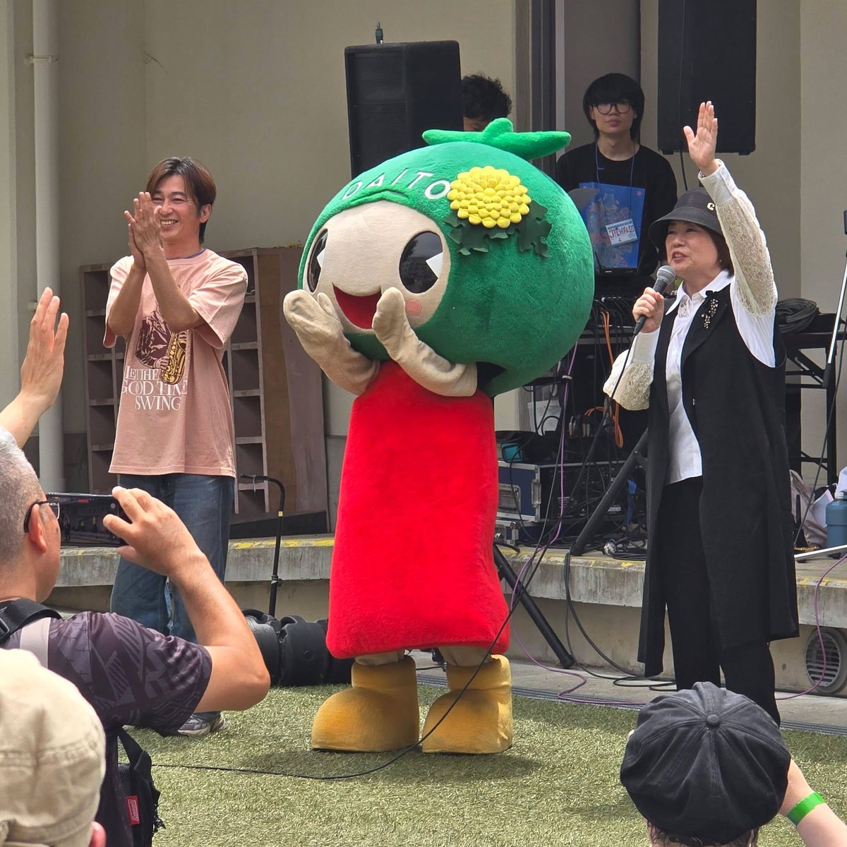 noboflat's tweet photo. 『だいとう音楽祭JAZZ 2026』 

思い出の1ページ

MCをさせていただきましたー

ノリで喋ってましたが、、、

大東市長の前では流石にかしこまってました🤣

大東市マスコットキャラ『ダイトン』まで登場！

可愛い😍

暑い中お疲れ様でしたーw https://t.co/XTYhX7ElaM