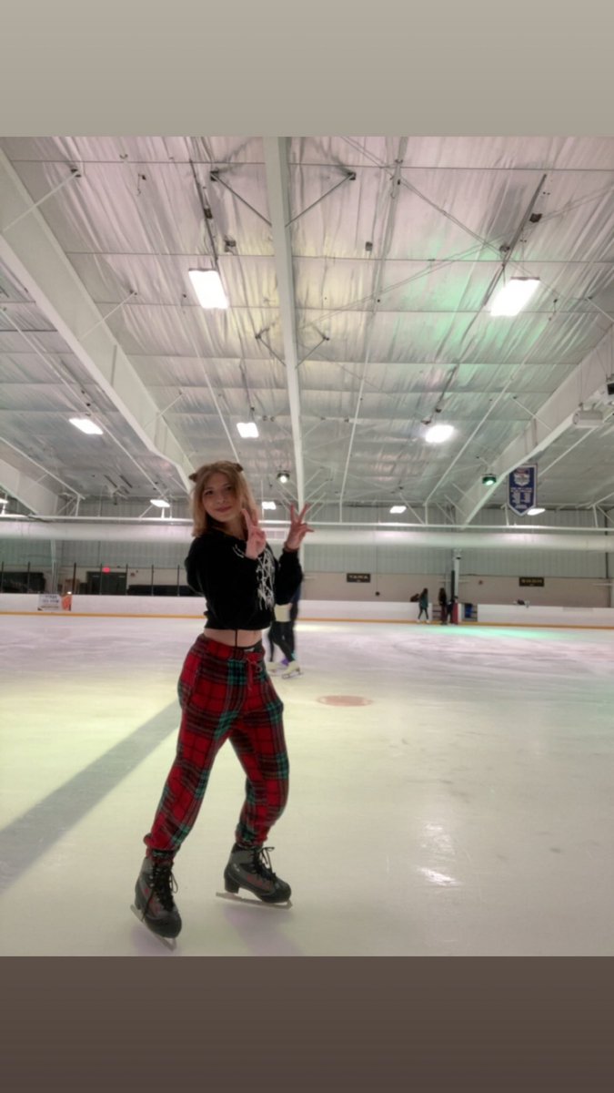 MeliaRandom's tweet photo. Lil ice rink dump https://t.co/BRZ5IrIfuE