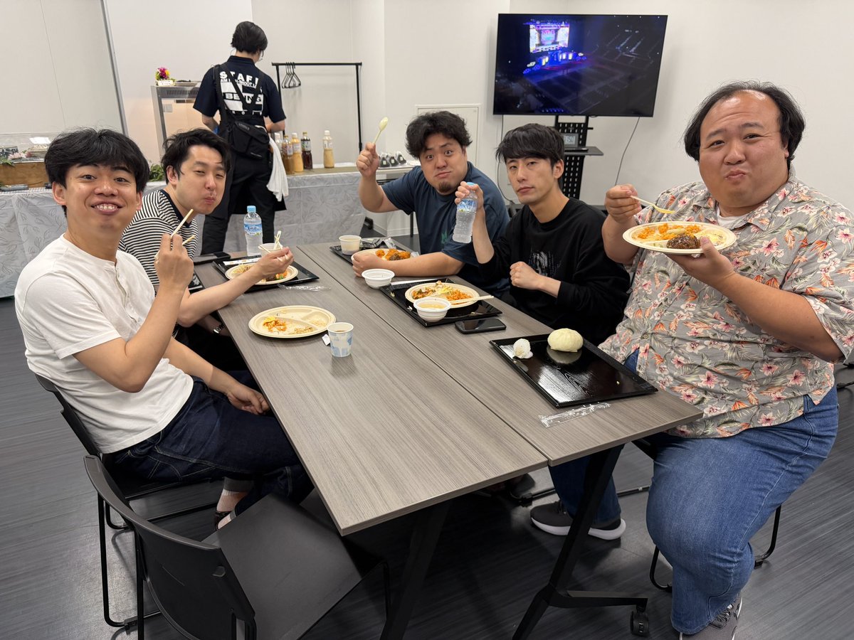 shumatsu_y's tweet photo. ／
まもなく①公演目開場📣✨
＼

M-1グランプリ2025 スペシャルツアーファイナル KOBE公演⛵️

出演者も続々と到着🛬
のぼりも並んでおります🏳️‍🌈✨

#M1グランプリ #M1ツアー https://t.co/hrXNJtBwbL