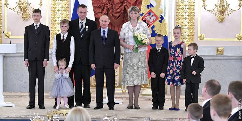 RussianForce_'s tweet photo. How much do you trust the family of Vladimir Putin today ?

A. High trust
B. Neutral
C. No trust https://t.co/DaHLcgpd5j