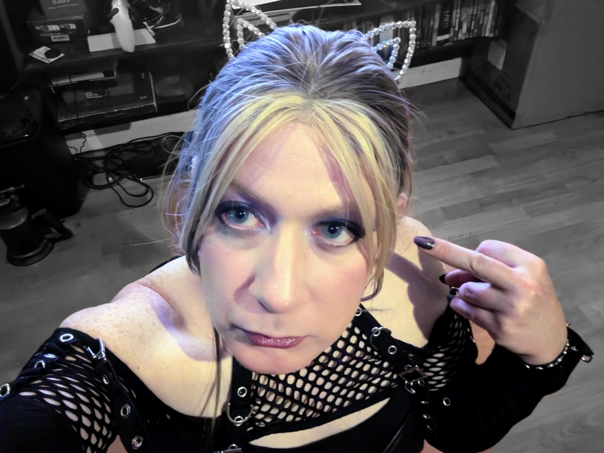 DollPlaything's tweet photo. I'm on a "flip the bird to the work week" kick.

You can join me if you like.

muah! 😘 https://t.co/fXhRXDFbN2