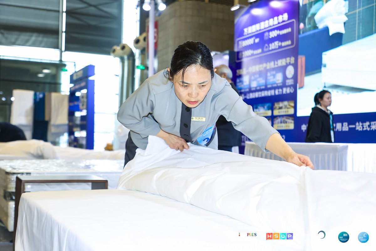 HDE_Event's tweet photo. Hotel Housekeeping Competition is one of the highlight in HSP! Watch the best housekeeping experts compete live with speed, accuracy, and creativity. From perfect bed-making to stunning towel art, every detail shows true professionalism. 

#HSP #HotelHousekeepingCompetition https://t.co/bn2syvZixW
