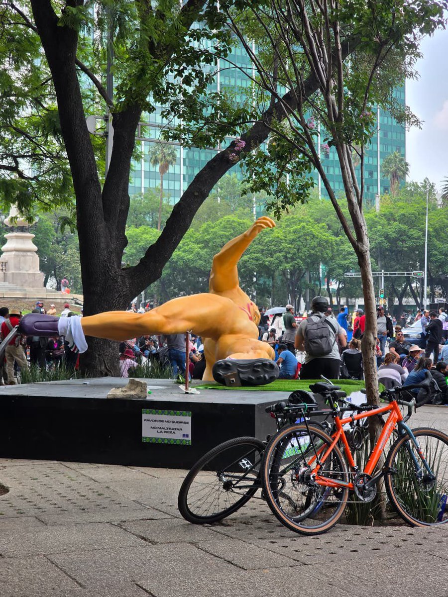 DanyAlvarezca's tweet photo. Así agarró la #CNTE al gobierno de @Claudiashein… con los calzones abajo.

Primero fueron aliados, lograron echar para atrás la reforma educativa que los obligaba a evaluarse; luego reinstalaron a los maestros cesados; les han incrementado en 13% sin hacer absolutamente nada; y por último les entregó la @SEP_mx, dejando a millones de niñas y niños sin clases.

Ahora exigen otra vez lo mismo a través de la extorsión y el vandalismo: 

⚠️ Derogar la Ley del ISSSTE de 2007.
Eliminar el sistema de cuentas individuales (Afores) para las pensiones.
⚠️ Jubilarse nuevamente por años de servicio en los términos que exige la CNTE.
⚠️ Aumento salarial del 100%, una de sus demandas históricas. 

Cuánto se parecen estos ex aliados… no escuchan, se imponen y destruyen todo lo que tocan.