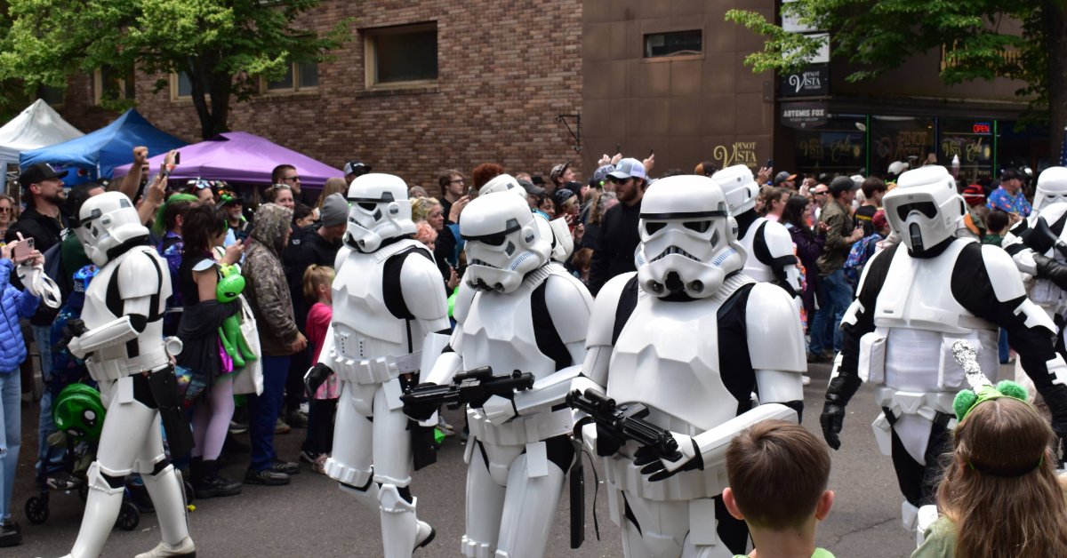 ZiplyFiber's tweet photo. For the 26th year in a row, McMenamins UFO Fest was out of this world. We were proud to sponsor this festival in McMinnville, OR for the third time. It was great to see old friends, meet new ones, and bring our green Ziply Fiber style to the celebration of little green men. 👽🛸 https://t.co/2fAaCjD7x3