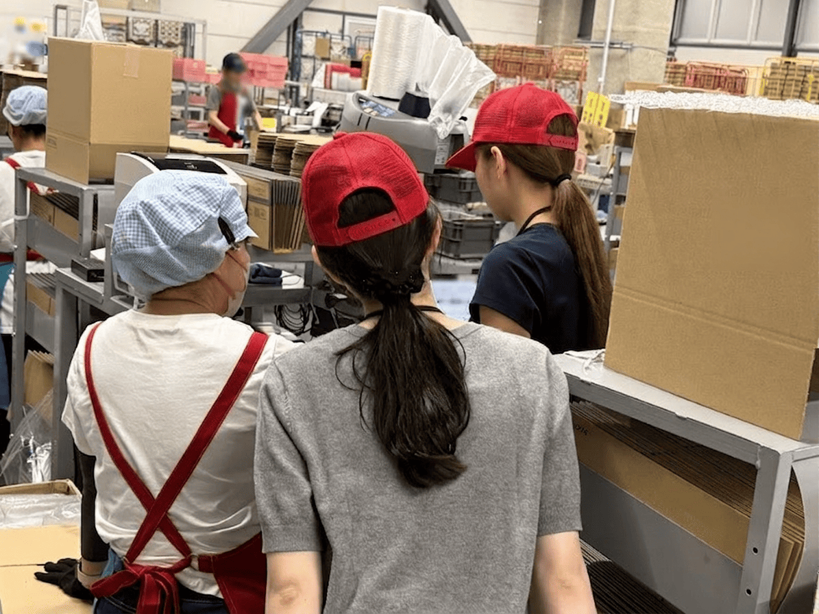 ORBIS__Inc's tweet photo. 【オルビス社員研修の様子をお届け！🚚物流倉庫に潜入🕵️‍♀️】
創業当時から、お客様と直接つながり、リアルなお声を活かした商品やサービスのご提供など、対話を大切にしてきました✨だからこそ、商品をつくるだけでなく、"お届けしたあと"までお客様視点で考えることを重視しています。

 今回は研修の一環で、新入社員と希望者の中途社員が物流パートナー企業の現場へ！🏃‍♀️💨商品のピッキングや梱包作業を体験しながら、全国のお客様へ商品が届くまでの想いや工夫を学びました👷‍♀️

 一つひとつ丁寧に、心を込めて。箱を開ける瞬間にも“ここちよさ”を感じていただけますように☺️