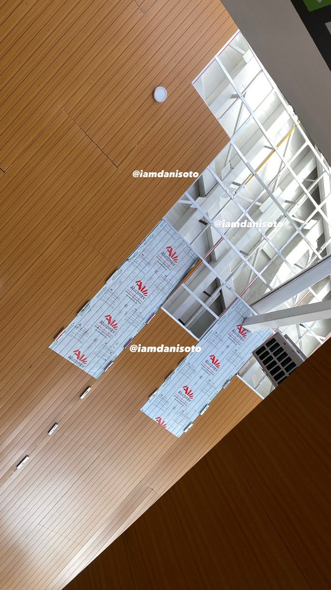 iamdanisoto's tweet photo. Paneles faltantes, estructura expuesta y materiales con plástico de fábrica. Así se observa parte del cielo falso de la Terminal 1 del AICM.

El Arq. @temoca33 señaló que estas condiciones dejan instalaciones expuestas y representan riesgos operativos. https://t.co/wS9GcwjkJb