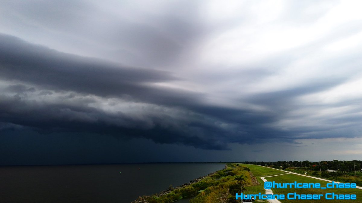 hurricane_chase's tweet photo. Went out storm chasing around Lake Okeechobee today and saw photogenic lightning, a gorgeous shelf cloud, and some of the strongest winds I’ve seen since Helene/Milton (in Pahokee) 

#flwx @NWSMiami @FLStormChasers_ @MattDevittWX @BrandonOrrWPLG @StormVisuals https://t.co/wyvC36GkJx