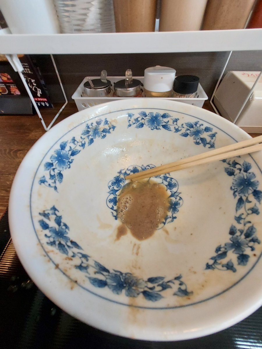 yfe27420's tweet photo. 皆様お疲れ様です。今日のお昼は大勝軒さんで青森店オリジナル濃厚煮干ラーメン大盛です。麺の大盛が無料なのが嬉しいです。スープまで完食でお腹いっぱいこれで今日も乗り越えられそうです。僕と同じ午後もお仕事の皆様頑張って行きましょうね。 https://t.co/BvFC6crqHD
