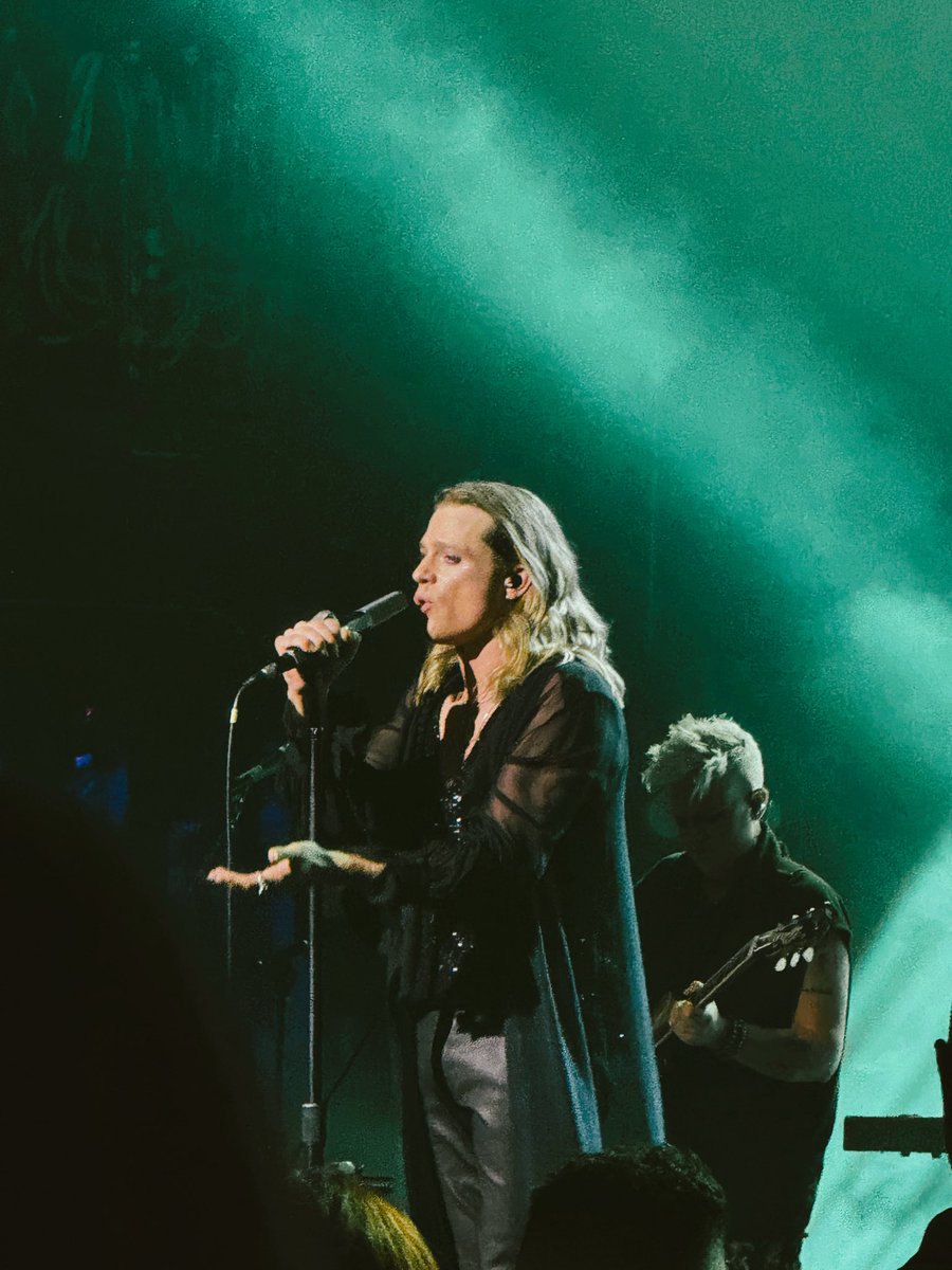RachelLeishman's tweet photo. some pictures I took of sam reid as lestat at the one night only concert 🖤 https://t.co/WE6iAg0I4C
