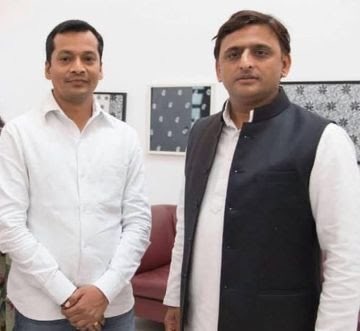 oprajbhar's tweet photo. एक कहावत है 'उलटा चोर कोतवाल को डांटे'

@yadavakhilesh जी 27 तारीख से चिल्ला रहे हो आप कि लखनऊ में हत्या हो गई... हत्या हो गई, हत्यारे की गिरफ्तारी नहीं हुई। 

अरे अखिलेश बाबू मिल गया हत्यारा, आपका अपना, आपका बहुत करीबी...

सुना है गिरफ्तार आरोपी तो कोई यादव है न? आपकी "समाजवादी लोहिया वाहिनी" का उपाध्यक्ष? दूसरा वाला मुस्लिम है? दोनों आपके वोटर हैं।

अखिलेश जी इन्हीं को तो आप बोलते है कि "बच्चा है तू मेरा"

PDA यानी "पीट देगा अहीर" वाली फोटो डाल रहा हूं, जो आपके साथ है। यही लखनऊ हत्या का मास्टरमाइंड है, जिसके साथ आप शान से फोटो खिंचाए हैं।

दूसरा वाला भी आपका ही पट्ठा है। जल्दी ही उसकी फोटो भी सार्वजनिक करूंगा।