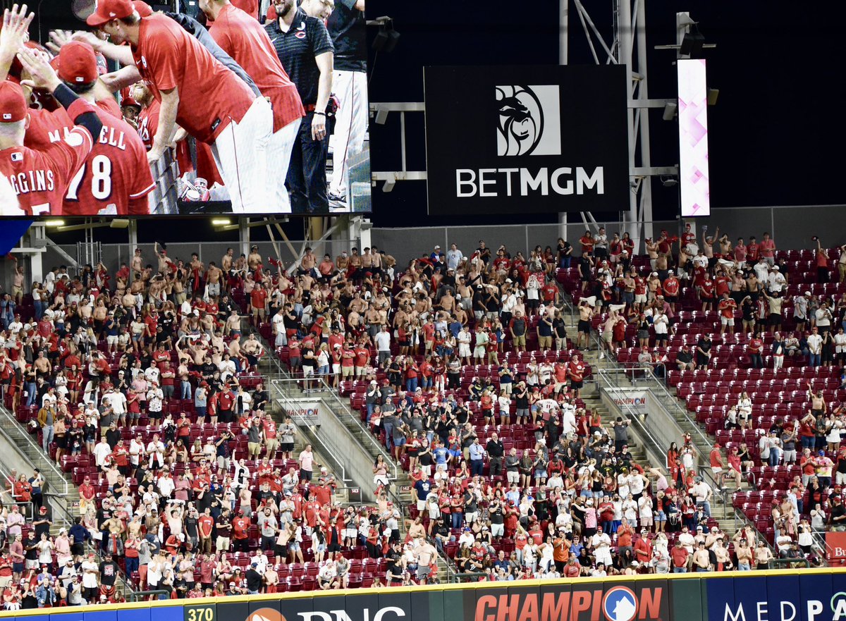 JohnnySalzarulo's tweet photo. Reds Win ! Tarps off ! https://t.co/hECOqxLzto