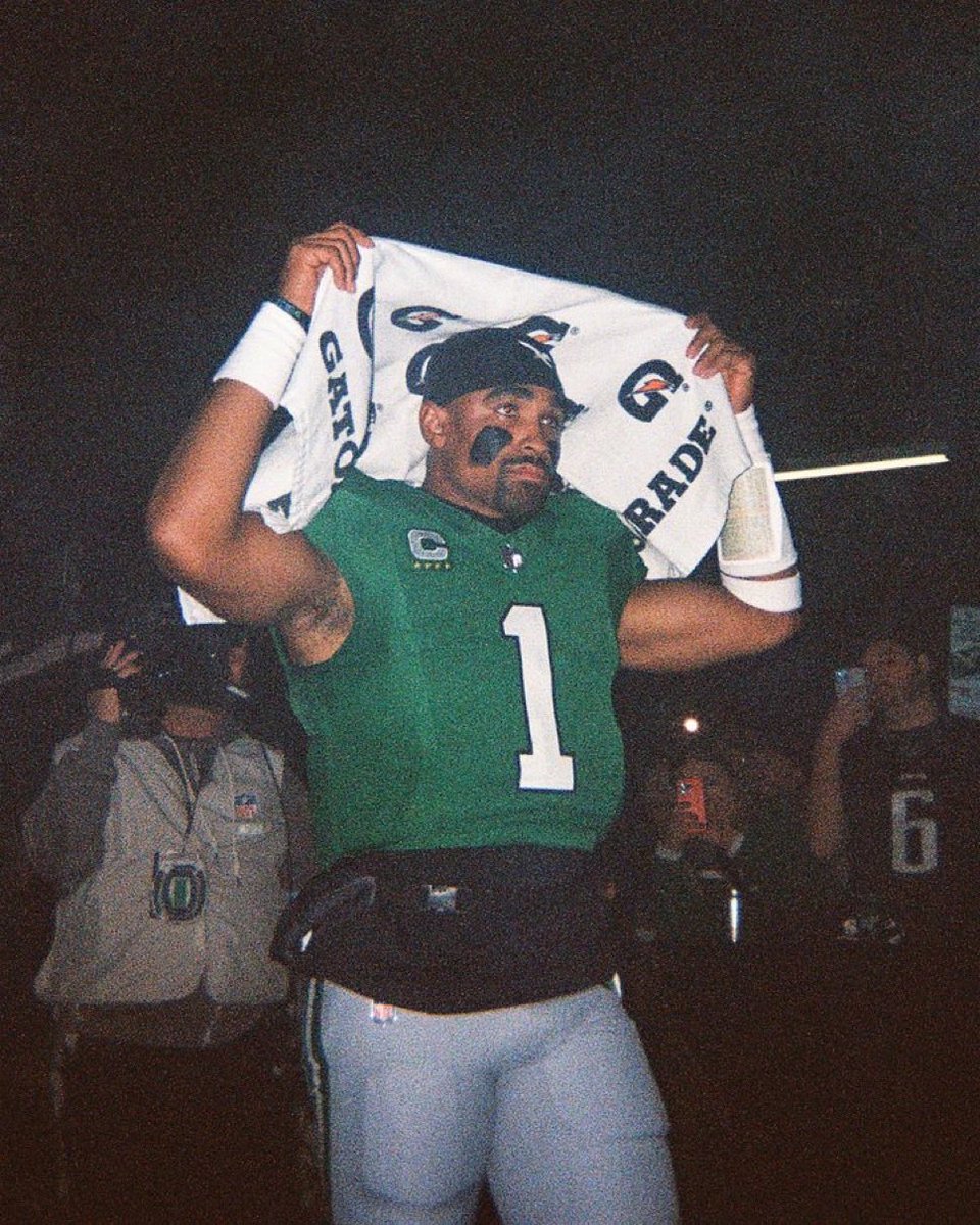 BarkleysBurner_'s tweet photo. Jalen Hurts had so many opportunities to go out of his way to defend himself or place blame elsewhere, but he kept the main thing the main thing. 

That’s why he’s the franchise QB and why I’ll have confidence in him to lead this team until he proves otherwise 🤞 https://t.co/8f6L5OQ8oN
