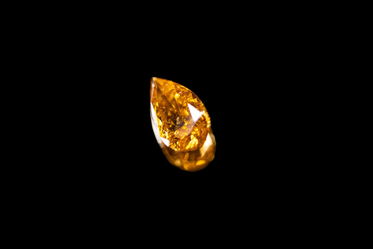 ginza_Arthur's tweet photo. 『Fancy Intense Yellow Orange』
1.52ct
GIA

▼動画で見る
https://t.co/cqt5n4jJ0U

濃密なイエローオレンジ。
1.52ctの存在感が放つ輝きは華やかさと力強さを併せ持ちます。

持つべきものは、一生モノ。
“ZELE-PARISのオーダーで
世界にひとつだけの究極の逸品を”

ZELE-PARIS（ゼルパリ）
https://t.co/qEa4p5sFqW
11:00～23:00(平日)
11:00～21:00(土日･祝日)
=-=-=-=-=-=-=-=-=-=-=-=
銀座8-5-9 第2誠和ビル1F
商品のお問い合わせ：03-3575-1155

#GIA #奇跡 #Diamond
#銀座 #GINZA #ZELEPARIS #Bespoke