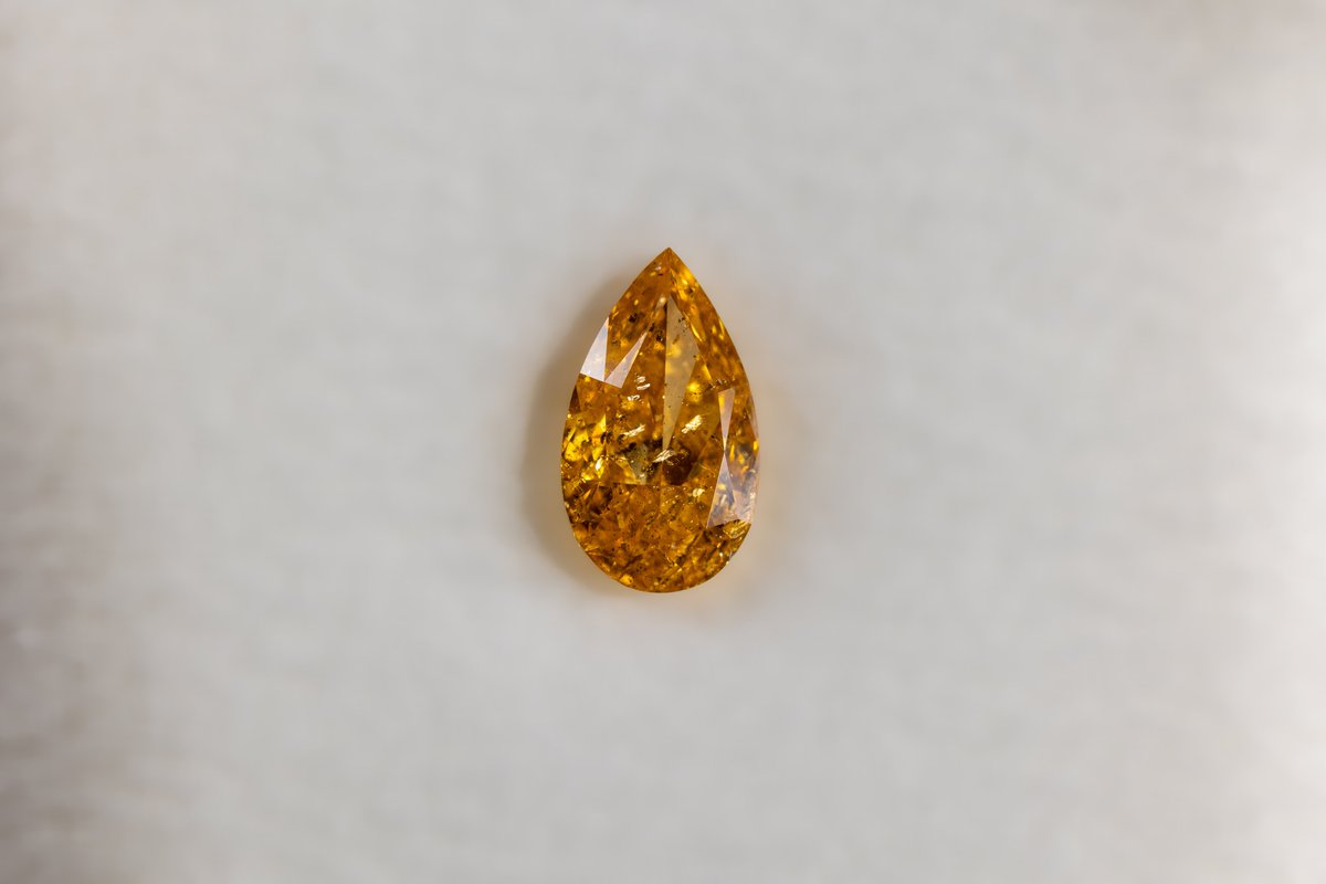 ginza_Arthur's tweet photo. 『Fancy Intense Yellow Orange』
1.52ct
GIA

▼動画で見る
https://t.co/cqt5n4jJ0U

濃密なイエローオレンジ。
1.52ctの存在感が放つ輝きは華やかさと力強さを併せ持ちます。

持つべきものは、一生モノ。
“ZELE-PARISのオーダーで
世界にひとつだけの究極の逸品を”

ZELE-PARIS（ゼルパリ）
https://t.co/qEa4p5sFqW
11:00～23:00(平日)
11:00～21:00(土日･祝日)
=-=-=-=-=-=-=-=-=-=-=-=
銀座8-5-9 第2誠和ビル1F
商品のお問い合わせ：03-3575-1155

#GIA #奇跡 #Diamond
#銀座 #GINZA #ZELEPARIS #Bespoke