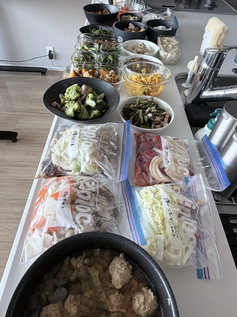 hatsumamachan's tweet photo. 家事代行って高いと思ってたけど、
週1回1万円×4回＝月4万円
食材費込みでも月6〜6.8万円くらい。
大人2人の食事がほぼ回るなら、外食や時間コスト込みでむしろ安い気がしてきた。 https://t.co/HG7D8KIbpG