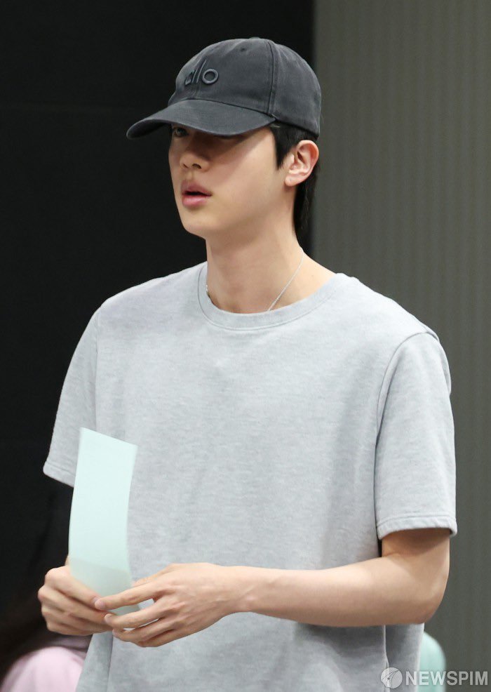 sawok_2minn's tweet photo. #JIN  #BTS ใช้สิทธิ์เลือกตั้งเรียบร้อยแล้ว

ผู้สื่อข่าว: ควอนฮยอนจิน
(โซล = News1) วันที่ 3 มิถุนายน ซึ่งเป็นวันเลือกตั้งท้องถิ่นทั่วประเทศครั้งที่ 9 และการเลือกตั้งซ่อมสมาชิกสภาผู้แทนราษฎรของเกาหลีใต้ Jin สมาชิกวง BTS ได้เดินทางไปยังหน่วยเลือกตั้งหมายเลข 3 ในย่านฮันนัมดง ซึ่งตั้งอยู่ภายในศูนย์ฝึกอบรมเทคนิคกลาง เขตยงซาน กรุงโซล เพื่อใช้สิทธิ์ลงคะแนนเสียงอันมีค่าของตน ก่อนจะเดินทางออกจากสถานที่เลือกตั้ง