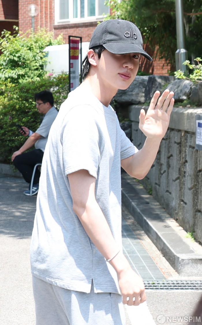 jjjin__1204's tweet photo. 260603 #석진 투표소 기사사진_1
https://t.co/zLq60YxMWE
https://t.co/FZomOr9ePN
https://t.co/cYbgFgARCa

#방탄소년단진 #Jin https://t.co/Kd1GxhYTAF