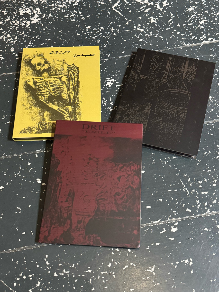 diskunion_dkp's tweet photo. TOTAL BLACKから
ATRAX MORGUEのレーベルSLAUGHTER PRODUCTIONSよりカセットテープ・リリースされたDEAD BODY LOVEのDRIFT名義3部作がCD再発！
※同レーベルからの他作品も入荷あります。 

●DRIFT / EXILE [CD]
●DRIFT / EARTHQUAKE [2CD]
●DRIFT / THE BEYOND [2CD]

https://t.co/OCsnfgi5JN https://t.co/dHlQm2NoB3