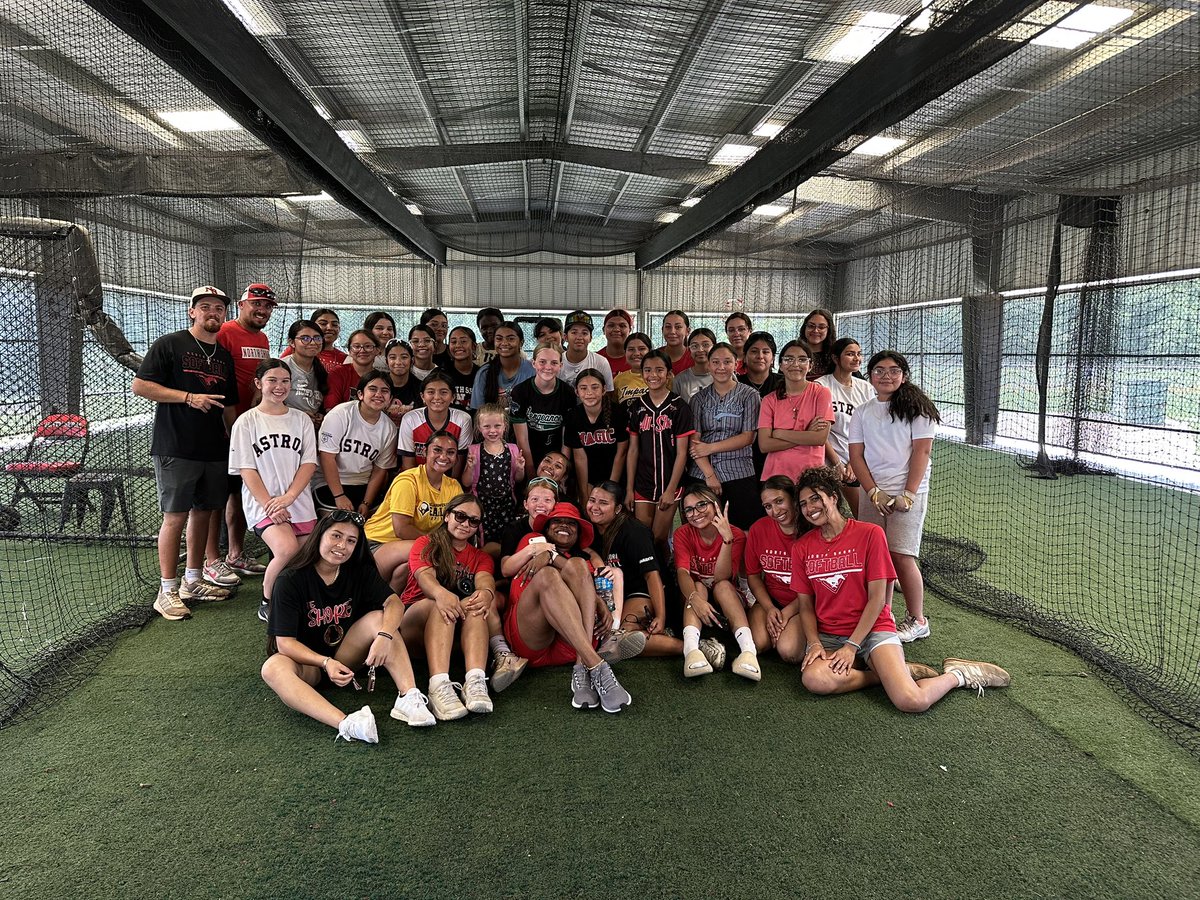NorthShoreSB's tweet photo. Day 2 of the North Shore Softball Camp was a success! 

The rain may have rolled through but it definitely didn’t keep us from getting our work in. Over the last two days, we had the opportunity to work with more than 60 future North Shore Mustangs.

A huge thank you to everyone! https://t.co/5Aru8r8u11