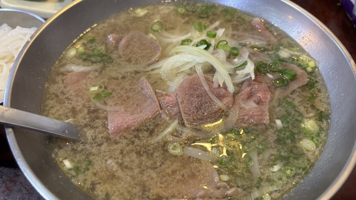 p_otatomato's tweet photo. これは私が台湾の全食べ物の中で1番美味しいと思っている南京三民の河粉なんだけど、前それをポストしたら「台湾なのにベトナム料理なんておかしい」ていちゃもんつけられたのいまだに納得してない。
台湾は東南アジア移民が多くて、中でもベトナムは特に多い。だから美味しいベトナム料理屋さんがたく https://t.co/PxB9IVvueM