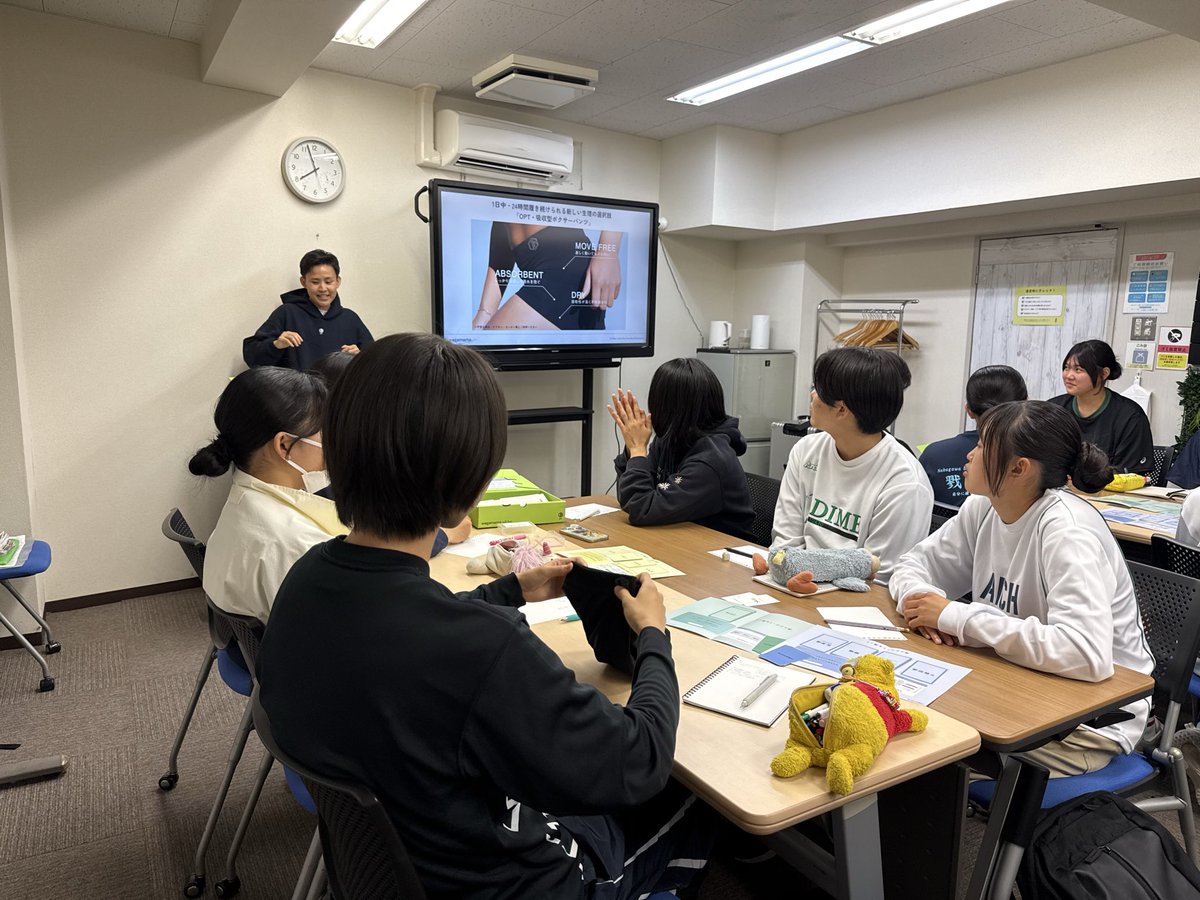 smymd125's tweet photo. 昨晩は、TOKYO DIME U18/U15の選手・保護者・コーチの皆さまと、生理とパフォーマンスセミナー「OPT wagamama caravan」を実施させていただきました！

終了後、保護者の方からたくさんご質問をいただいたりと、やはり生理の話って困っていても誰に相談したら良いか分からないよね…と。

メモをとりながら前のめりで参加いただいて、開催側としてもめちゃくちゃ嬉しかったです！💪🔥

ちなみに、女子スポーツの中でもバスケは競技人口が多いですが、それでも女子選手の受け皿がなく、辞めてしまうユースの子たちも多いそうで…

TOKYO DIMEさんは、3×3バスケクラブですが、ユースの受け皿が少ないのであれば作ろうと女子ユースチームをスタートしたと聞いて感銘を受けました…！

ありがとうございました！！
@DIME3x3 🫱🏼‍🫲🏻💚🔥