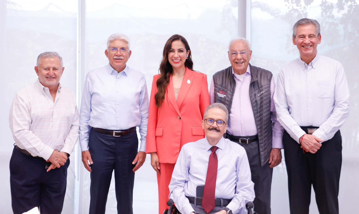 LibiaDennise's tweet photo. Me reuní con los ex alcaldes Jorge @jcobregons, Ricardo Alaniz, Luis Quiroz , @LuisEAyalaT  y @hlsantillana.

Les platiqué sobre las obras y acciones que estamos trabajando y que vienen para León y Guanajuato, además compartimos visiones y proyectos que nos permitirán seguir avanzando con rumbo.

Siempre un gusto saludarlos.