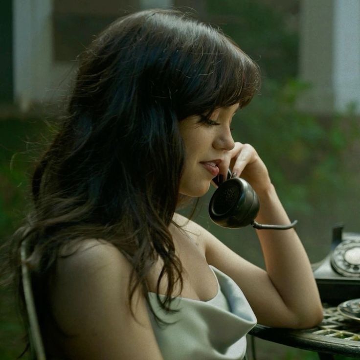 ScreenReplica's tweet photo. no words. just jenna ortega. https://t.co/VafEPitiu5