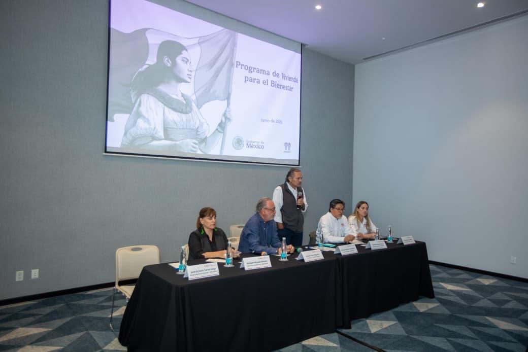 OctavioRomero_O's tweet photo. En gira de trabajo por Jalisco, nos reunimos con constructores y desarrolladores de la entidad afiliados a la Canadevi y a la CMIC, a quienes invitamos a continuar presentando proyectos como parte del Programa de #ViviendaParaElBienestar, que impulsa la Presidenta @Claudiashein.

En esta entidad tenemos la meta de construir 58 mil viviendas para derechohabientes del @Infonavit que ganan entre 1 y 2 salarios mínimos y contarán con todos los servicios, áreas verdes y estarán cercanas a clínicas, escuelas y centros laborales. Actualmente, tenemos 7 proyectos firmados con 4 mil 748 viviendas contratadas.

Les reiteramos que este programa prioritario de la Presidenta, se encuentra abierto para todos los empresarios que deseen participar con el objetivo de contribuir a disminuir el déficit de vivienda en el país, mejorar la calidad de vida de los trabajadores y brindar satisfacción a las familias. 

#2doPiso4T #ConstruyendoJuntos #InfonavitEnTerritorio #InfonavitEnJalisco