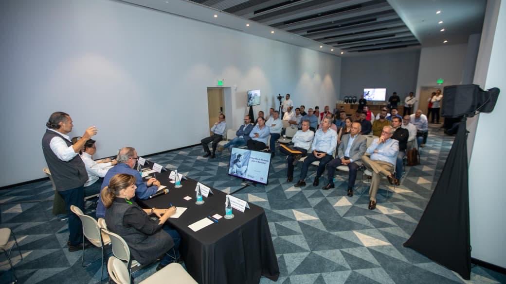 OctavioRomero_O's tweet photo. En gira de trabajo por Jalisco, nos reunimos con constructores y desarrolladores de la entidad afiliados a la Canadevi y a la CMIC, a quienes invitamos a continuar presentando proyectos como parte del Programa de #ViviendaParaElBienestar, que impulsa la Presidenta @Claudiashein.

En esta entidad tenemos la meta de construir 58 mil viviendas para derechohabientes del @Infonavit que ganan entre 1 y 2 salarios mínimos y contarán con todos los servicios, áreas verdes y estarán cercanas a clínicas, escuelas y centros laborales. Actualmente, tenemos 7 proyectos firmados con 4 mil 748 viviendas contratadas.

Les reiteramos que este programa prioritario de la Presidenta, se encuentra abierto para todos los empresarios que deseen participar con el objetivo de contribuir a disminuir el déficit de vivienda en el país, mejorar la calidad de vida de los trabajadores y brindar satisfacción a las familias. 

#2doPiso4T #ConstruyendoJuntos #InfonavitEnTerritorio #InfonavitEnJalisco