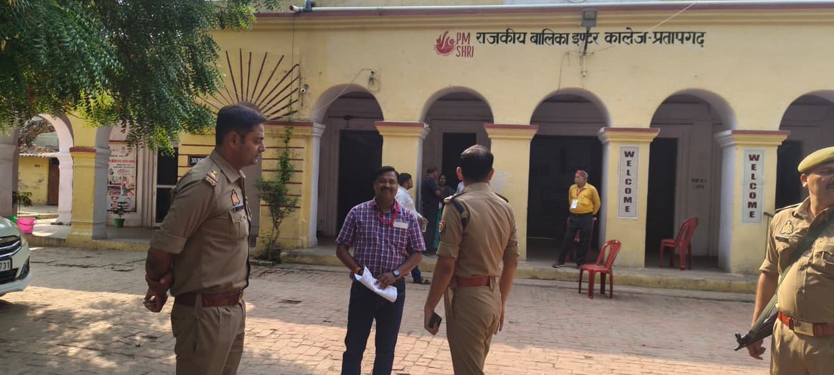 pratapgarhpol's tweet photo. 👉 सहायक पुलिस अधीक्षक/क्��ेत्राधिकारी नगर श्री प्रशान्त राज द्वारा टीजीटी परीक्षा केंद्रों का निरीक्षण कर सुरक्षा व्यवस्थाओं का लिया जायजा

➡️ आज दिनांक 03.06.2026 को आयोजित स्नातक शिक्षक (TGT) परीक्षा के दृष्टिगत सहायक पुलिस अधीक्षक/क्षेत्राधिकारी नगर श्री प्रशान्त राज द्वारा KP हिन्दू इण्टर कॉलेज, राजकीय इंटर कॉलेज (GIC) एवं राजकीय बालिका इंटर कॉलेज (GGIC) परीक्षा केंद्रों का निरीक्षण किया गया।

➡️ निरीक्षण के दौरान परीक्��ा केंद्रों पर सुरक्षा व्यवस्था, अभ्यर्थियों की प्रवेश प्रक्रिया, ड्यूटी में लगे पुलिस बल एवं अन्य आवश्यक व्यवस्थाओं का जायजा लिया गया।

➡️ सहायक पुलिस अधीक्षक/क्षेत्राधिकारी नगर द्वारा परीक्षा को निष्पक्ष, शांतिपूर्ण एवं स��ुशल सम्पन्न कराए जाने हेतु तैनात पुलिस कर्मियों को सतर्कता एवं सजगता के साथ ड्यूटी करने के निर्देश दिए गए।

➡️ परीक्षा केंद्रों के आसपास संदिग्ध व्यक्तियों एवं गतिविधियों पर विशेष निगरानी रखने तथा किसी भी प्रकार की अफवाह अथवा अवांछनीय गतिविधि की सूचना तत्काल उच्चाधिकारियों को उपलब्ध कराने हेतु निर्देशित किया गया।

➡️ केंद्र व्यवस्थापकों एवं संबंधित अधिकारियों से समन्वय स्थापित कर परीक्षा संबंधी व्यवस्थाओं की समीक्षा की गई तथा आवश्यक दिशा-निर्देश दिए गए।

➡️ प्रतापगढ़ पुलिस द्वारा टीजीटी परीक्षा को शांतिपूर्ण, निष्पक्ष एवं पारदर्शी वातावरण में सम्पन्न कराने हेतु समुचित सुरक्षा व्यवस्था सुनिश्चित की गई है