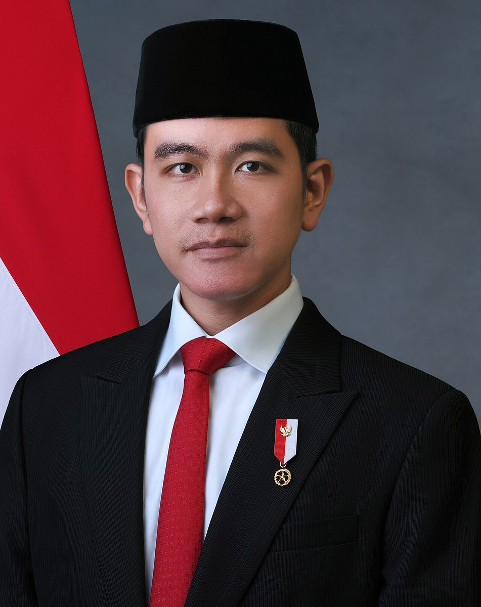 footycinephile's tweet photo. 4inH + Dimple/Lesung bikin outfit lebih menarik.

Contoh: Harga Dasi Gibran lebih mahal daripada seluruh pakaian pada outfit gw (ampe ke kolor2nya).

Tapi siapa yg fitnya lebih menarik?

https://t.co/zBTuYHeYR3 https://t.co/q3T6ktPJ5A