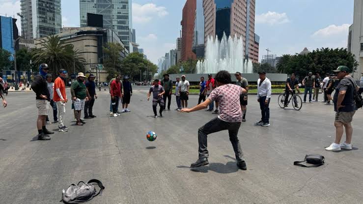 HomoExNovo's tweet photo. El evento más imperialista de que tengamos memoria y cuyo nombre es impronunciable (o te bajan de las redes), un irrespeto a su origen prehispánico -y tras la Revolución Industrial- un juego popular impulsado por la clase trabajadora. 

¿Que no se puede decir FIFA?

Lo que está en marcha es la “Guerra Híbrida”, boicot que aplauden desde Estados Unidos, y aquí los partidos de derecha aliados del caos con miras a las elecciones 2027: ¡Buitres!.

Esto no es el 68, aquí hay mesa de diálogo, son otros tiempos pero el actor pasivo es el mismo. Si de lo que se trata es sabotear, las cartas están sobre la mesa.

Demandas legítimas y soluciones racionales o secuestro del espacio público.

¿Cómo se llama el próximo evento?

Otros brutales actos selectivos con trozos de video para que quede bien claro son parte de la estrategia de desestabilización.