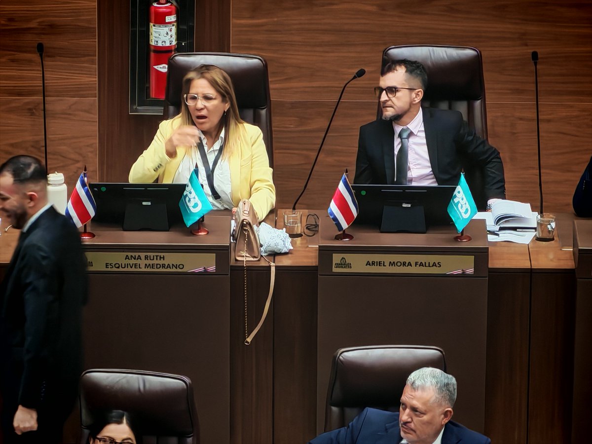 aaaseque's tweet photo. Cuando la diputada Ana Ruth Esquivel, de Pueblo Soberano, se da cuenta que votó a favor la apelación de la oposición contra la resolución de Yara Jiménez sobre las permutas en las comisiones legislativas
@nacion https://t.co/1af3RRIycM