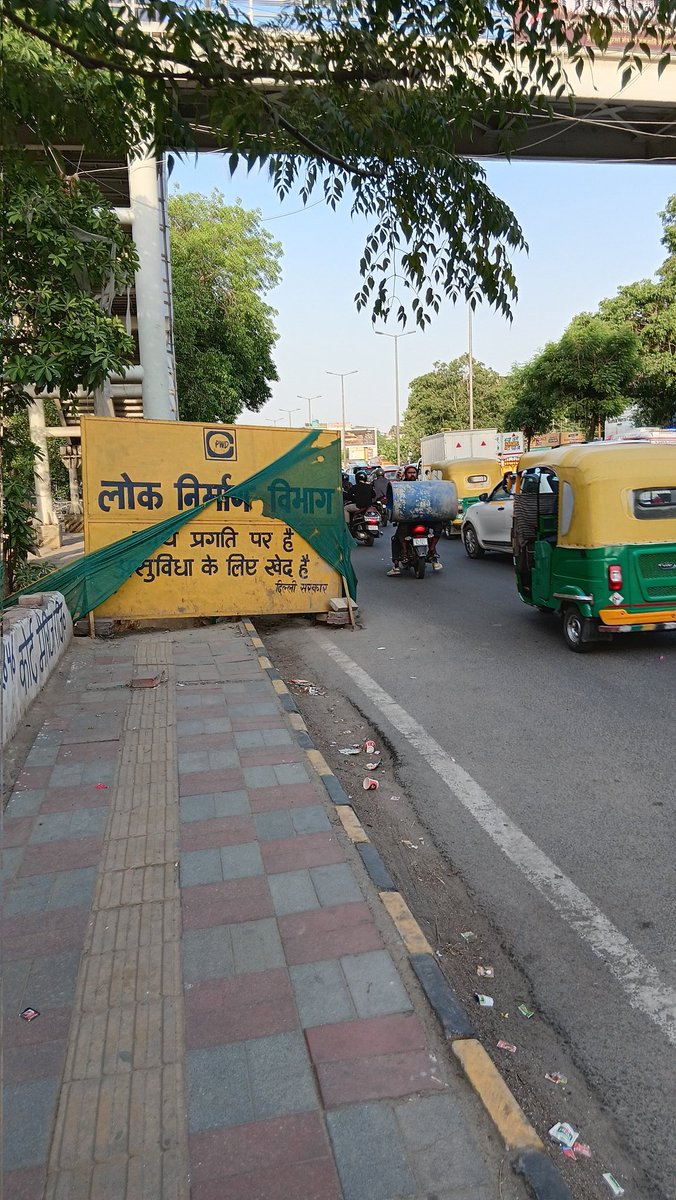 vivek198's tweet photo. @CMODelhi @LGDelhi @ArvindKejriwal My complaint on CM Jan Sunwai regarding a blocked footpath and unsafe pedestrian access near South Ex bus stand  has been marked "Disposed" despite no visible action on the ground. Citizens are still forced to walk on the main carriageway. https://t.co/POP8Kqq8ns