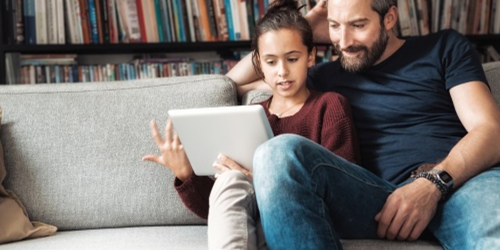 AboutKidsHealth's tweet photo. It's important to teach children healthy screen time habits from a young age, which they can carry into adolescence and adulthood. Find out how to keep your child safe online and help them balance screen time with other activities: https://t.co/5tOFNPFx3c #HealthyHabits #Screens https://t.co/ONV54Wf8O3