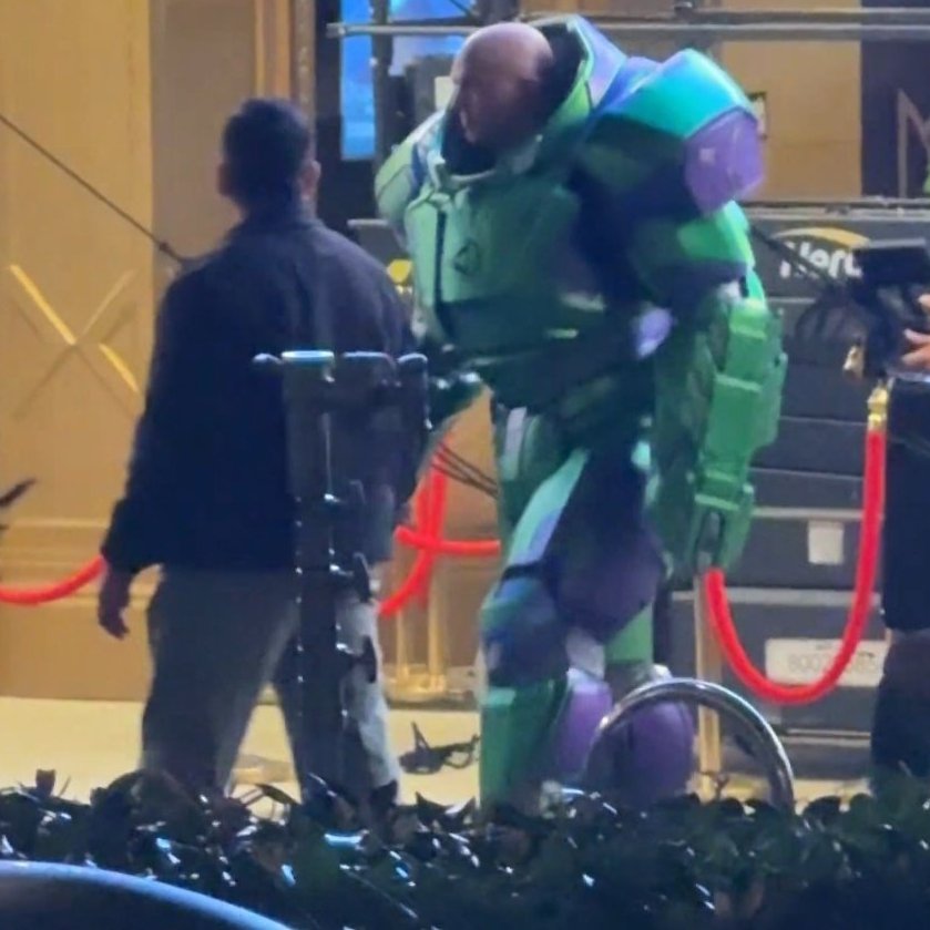 SchwayJohn's tweet photo. James Gunn absolutely NAILED Lex Luthor's warsuit

That bright green and purple, the large build, it's all working so well https://t.co/WQcRIamx3t