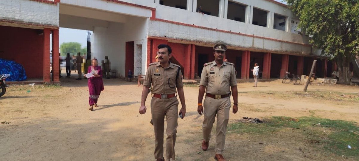 pratapgarhpol's tweet photo. 👉 सहायक पुलिस अधीक्षक/क्��ेत्राधिकारी नगर श्री प्रशान्त राज द्वारा टीजीटी परीक्षा केंद्रों का निरीक्षण कर सुरक्षा व्यवस्थाओं का लिया जायजा

➡️ आज दिनांक 03.06.2026 को आयोजित स्नातक शिक्षक (TGT) परीक्षा के दृष्टिगत सहायक पुलिस अधीक्षक/क्षेत्राधिकारी नगर श्री प्रशान्त राज द्वारा KP हिन्दू इण्टर कॉलेज, राजकीय इंटर कॉलेज (GIC) एवं राजकीय बालिका इंटर कॉलेज (GGIC) परीक्षा केंद्रों का निरीक्षण किया गया।

➡️ निरीक्षण के दौरान परीक्��ा केंद्रों पर सुरक्षा व्यवस्था, अभ्यर्थियों की प्रवेश प्रक्रिया, ड्यूटी में लगे पुलिस बल एवं अन्य आवश्यक व्यवस्थाओं का जायजा लिया गया।

➡️ सहायक पुलिस अधीक्षक/क्षेत्राधिकारी नगर द्वारा परीक्षा को निष्पक्ष, शांतिपूर्ण एवं स��ुशल सम्पन्न कराए जाने हेतु तैनात पुलिस कर्मियों को सतर्कता एवं सजगता के साथ ड्यूटी करने के निर्देश दिए गए।

➡️ परीक्षा केंद्रों के आसपास संदिग्ध व्यक्तियों एवं गतिविधियों पर विशेष निगरानी रखने तथा किसी भी प्रकार की अफवाह अथवा अवांछनीय गतिविधि की सूचना तत्काल उच्चाधिकारियों को उपलब्ध कराने हेतु निर्देशित किया गया।

➡️ केंद्र व्यवस्थापकों एवं संबंधित अधिकारियों से समन्वय स्थापित कर परीक्षा संबंधी व्यवस्थाओं की समीक्षा की गई तथा आवश्यक दिशा-निर्देश दिए गए।

➡️ प्रतापगढ़ पुलिस द्वारा टीजीटी परीक्षा को शांतिपूर्ण, निष्पक्ष एवं पारदर्शी वातावरण में सम्पन्न कराने हेतु समुचित सुरक्षा व्यवस्था सुनिश्चित की गई है