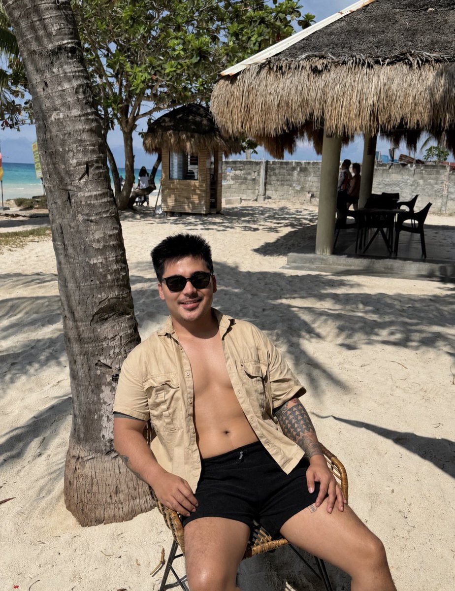 Heyitsvincewolf's tweet photo. Saltwater heals everything 😁 https://t.co/6cYeHqDUZo