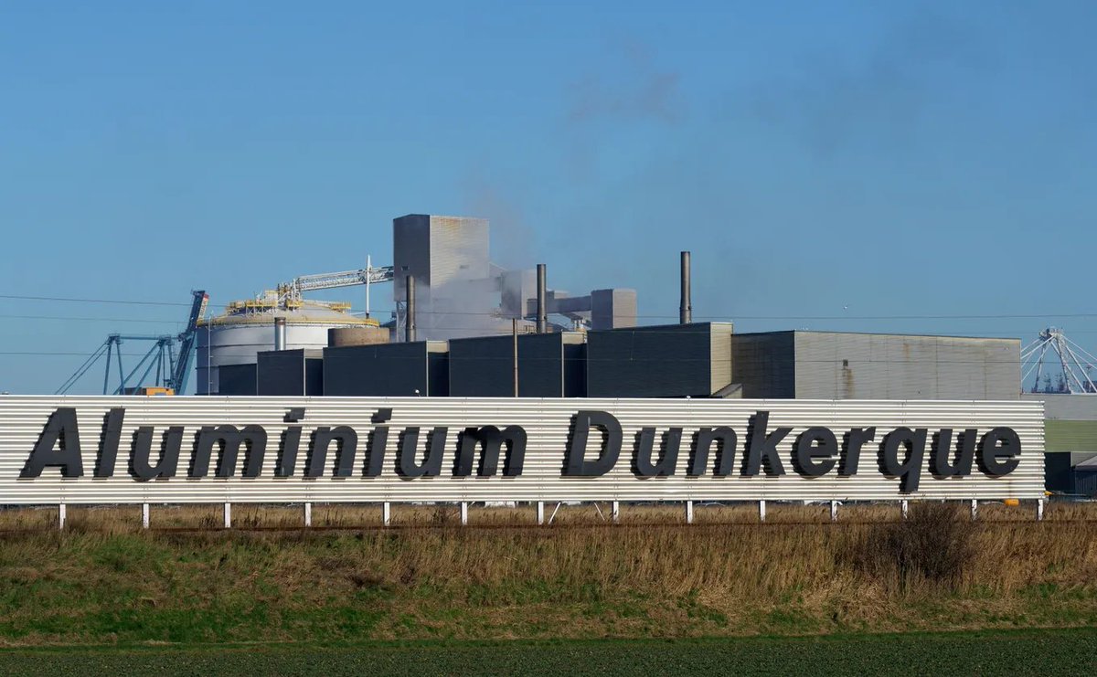 L_ThinkTank's tweet photo. [ 🇫🇷 FRANCE | 🇧🇭 BAHREÏN ]

🔸 Le groupe bahreïni Aluminium Bahrain (Alba) rachète Aluminium Dunkerque, la plus grande fonderie d’aluminium d’Europe, pour environ 1,9 milliard d’euros.

Basé dans le nord de la France, Aluminium Dunkerque produit 300.000 tonnes d’aluminium par an, emploie environ 750 personnes et fournit notamment les secteurs de la défense et de l’aéronautique.

Bpifrance prendra une participation de 6% et disposera d’un siège au conseil d’administration de la holding de l’entreprise.

Alba affirme que cette acquisition n’aura aucun impact sur l’emploi et s’inscrit dans une stratégie industrielle de long terme.