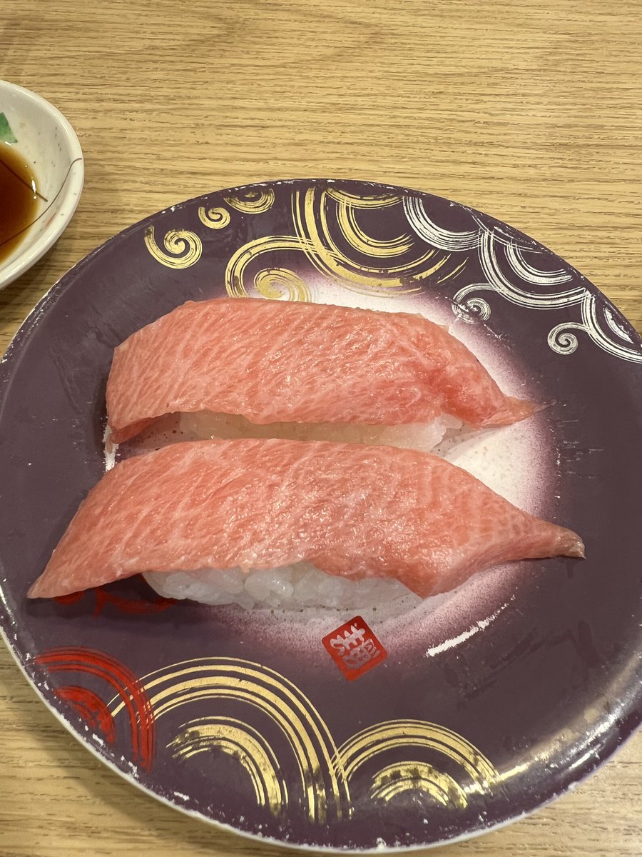 oclayman1234's tweet photo. 北海道の回転寿司すごい
（1番右は大トロ） https://t.co/smW7C4FafF